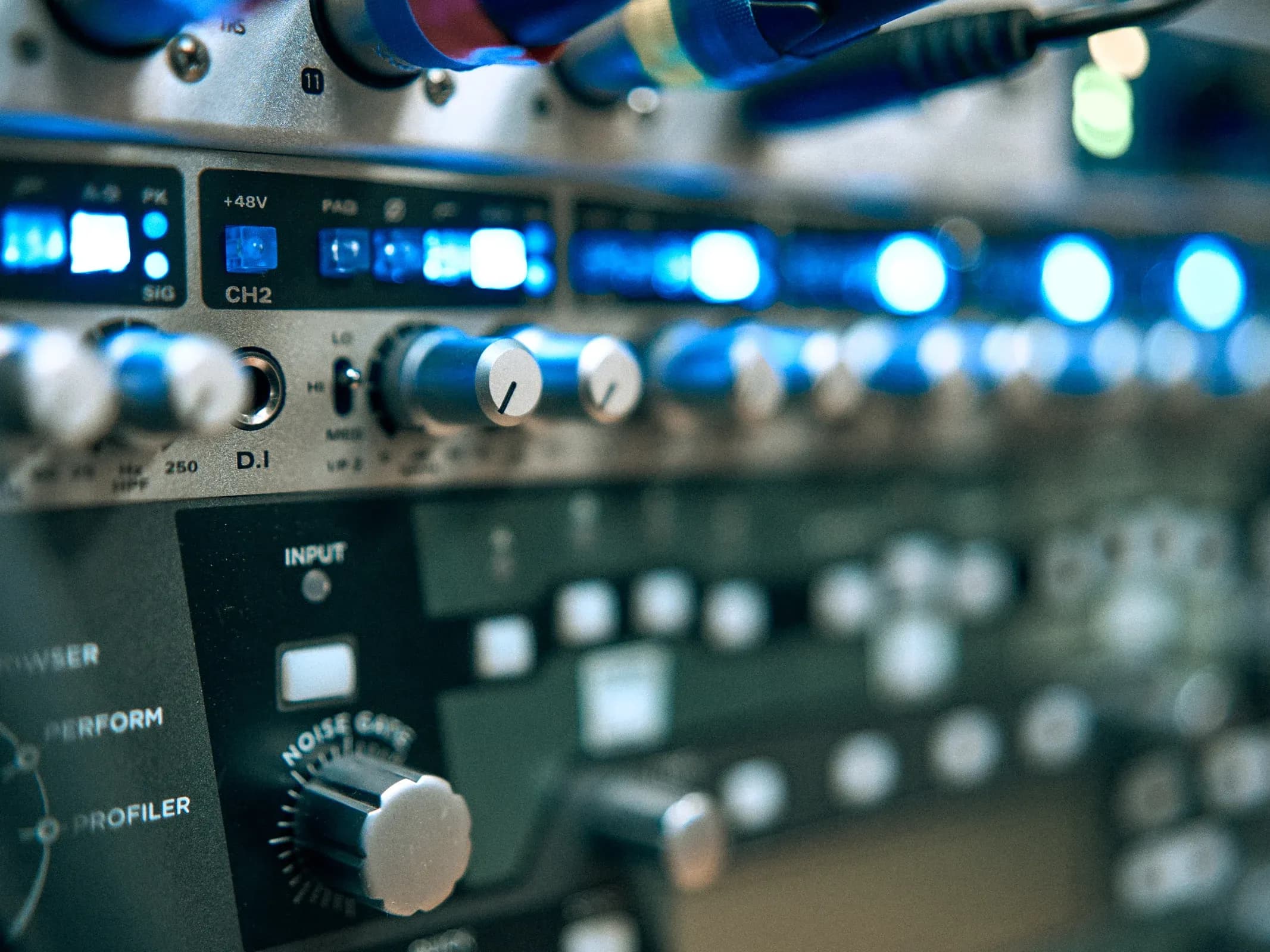 Preampy i urządzenia audio w studyjnym racku
