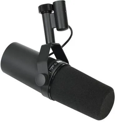 Mikrofon dynamiczny Shure SM7B na uchwycie.